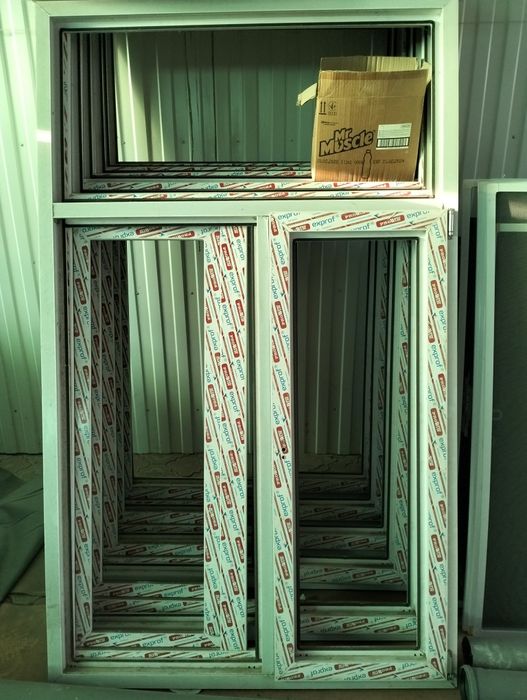 Продам новые пластиковые окна 11 штук, ширина 120 см, высота 2 м.