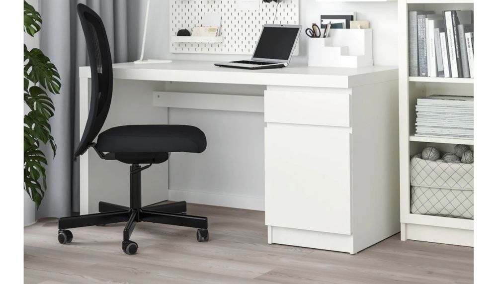 Письменный стол для детей и подростков