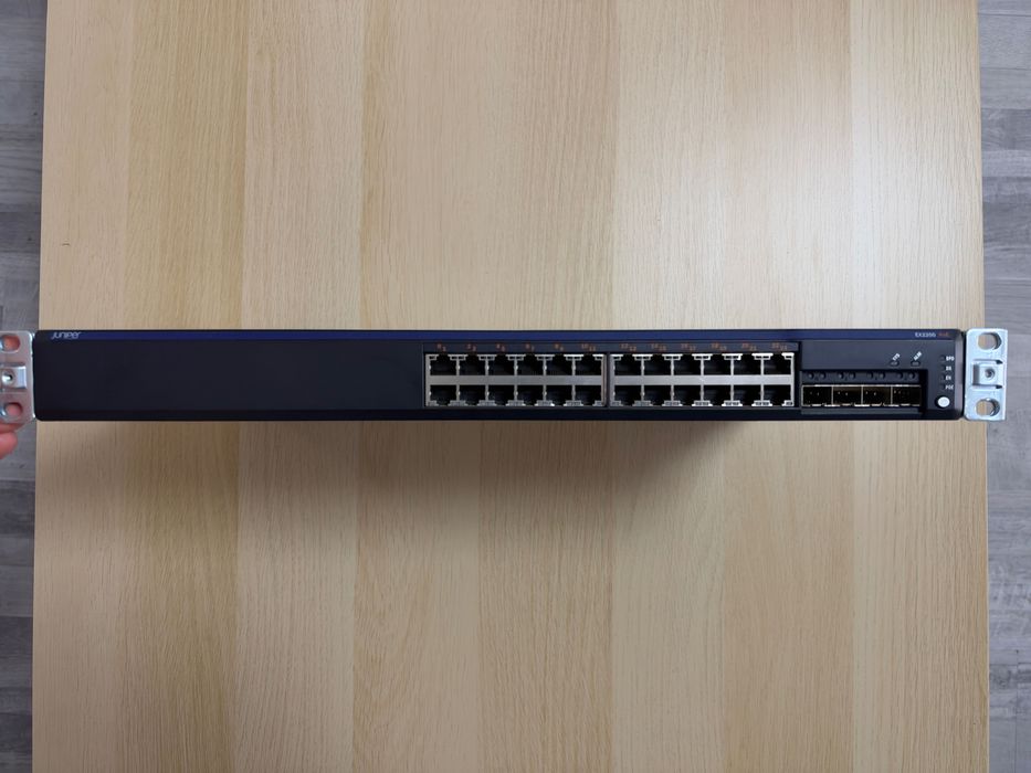 Switch Juniper EX2200-24P-4G – 24 Porturi Gigabit PoE+ / 4 SFP