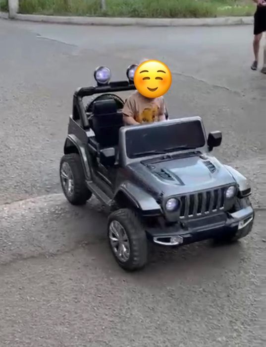 Продам детский  автомобиль 4х4