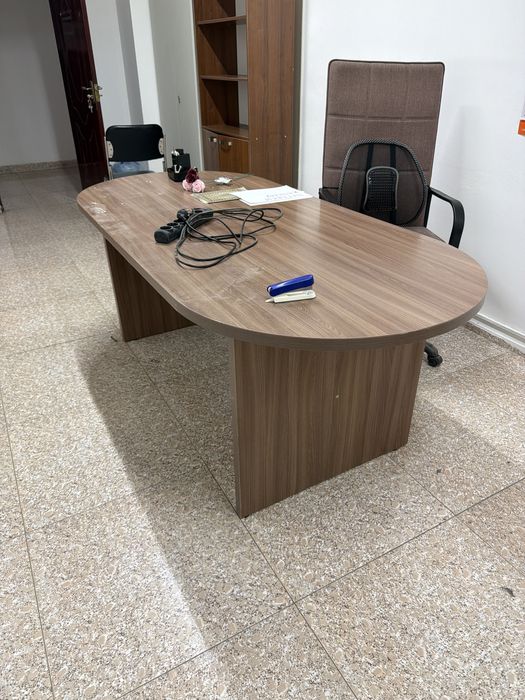 СРОЧНО ПРОДАЕМ СТОЛ,кресло в хорошем состяни