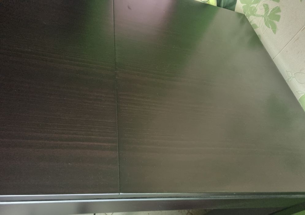 Масивна дървена маса