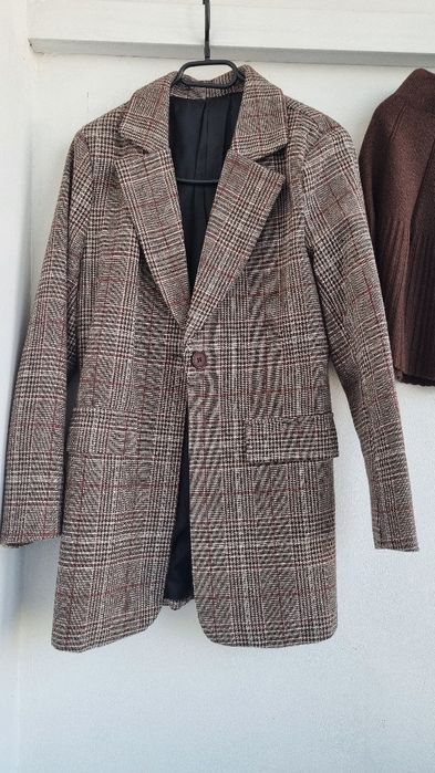 Сако  в кафяво каре. .Облечено веднъж. Супер актуално.