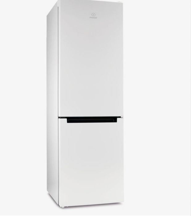 Холодильник почти новый, двухкамерный, работает отлично, Indesit