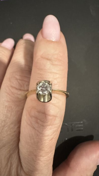 Золотое кольцо с брилиантом