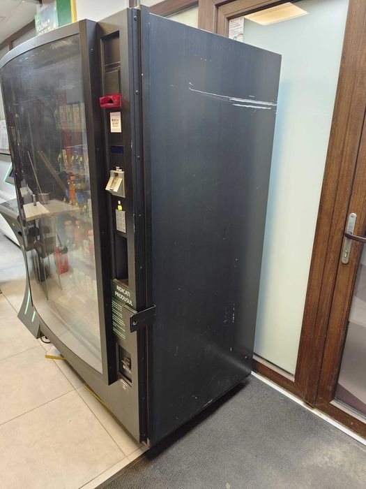 Aparat de bauturi vending cu lift