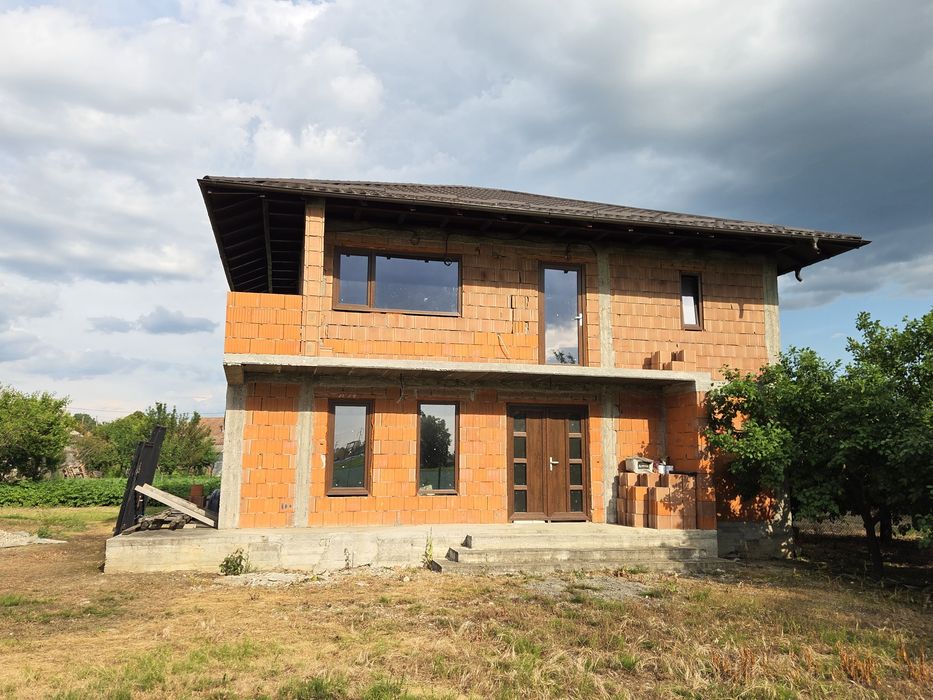 Casa  Calinesti Arges vizavi de Primarie Centru Dn 7 Pitesti---Bucuresti