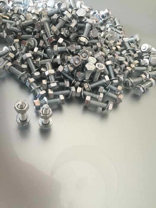 Suruburi metrice cap hex - M8x30/M8x40= cu saiba+piulita=0,60lei/buc