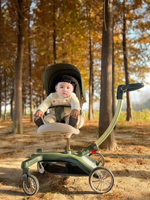 Современная и удобная детская коляска для комфортных прогулок.