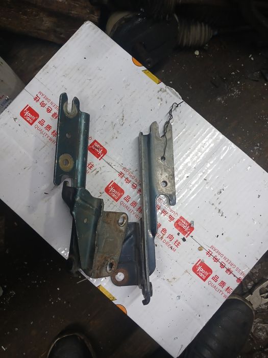 Кронштейны капота Мазда Кронос