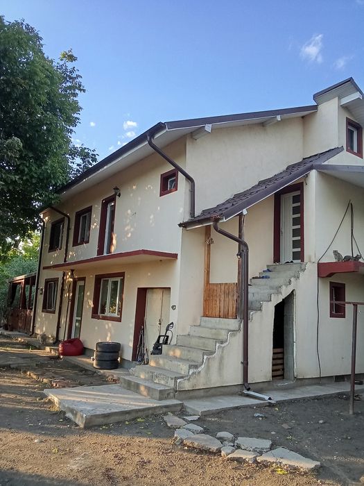 Casă cu 2 apartamente, intrări separate – Malu Mare – teren 2365 m², a