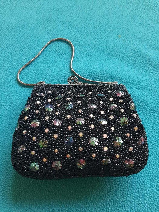 Елегантна и стилна дамска чантичка-бижу