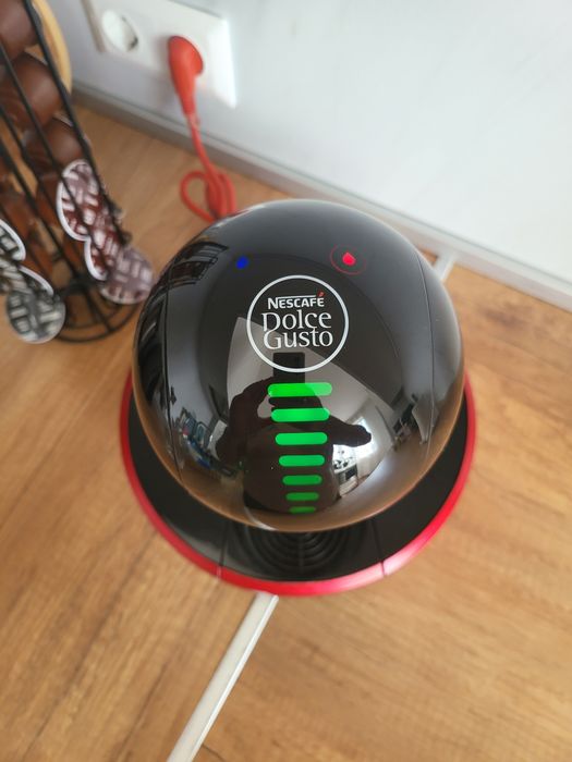 Дизайнерска кафе машина за капсули Nescafe Dolce Gusto Krups Drop в перфектно състояние и сензорни бутони