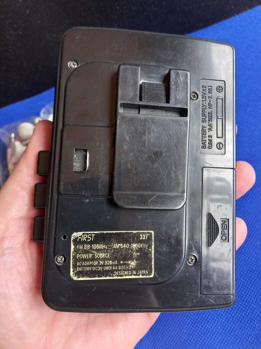 Walkman FIRST 337, made in Japan + 2 perechi căști (50-45 lei)