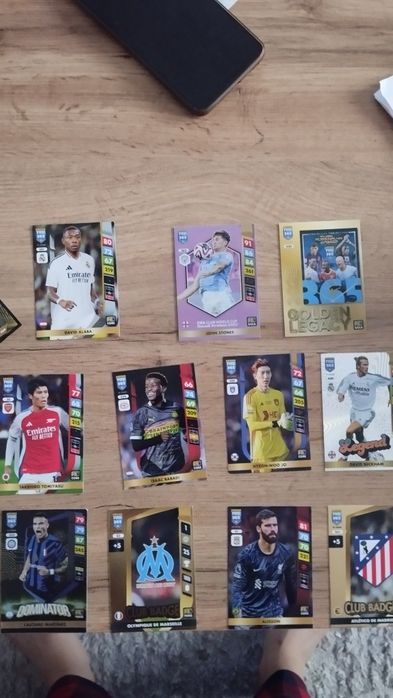 Vând cartonașe cu fotbaliști