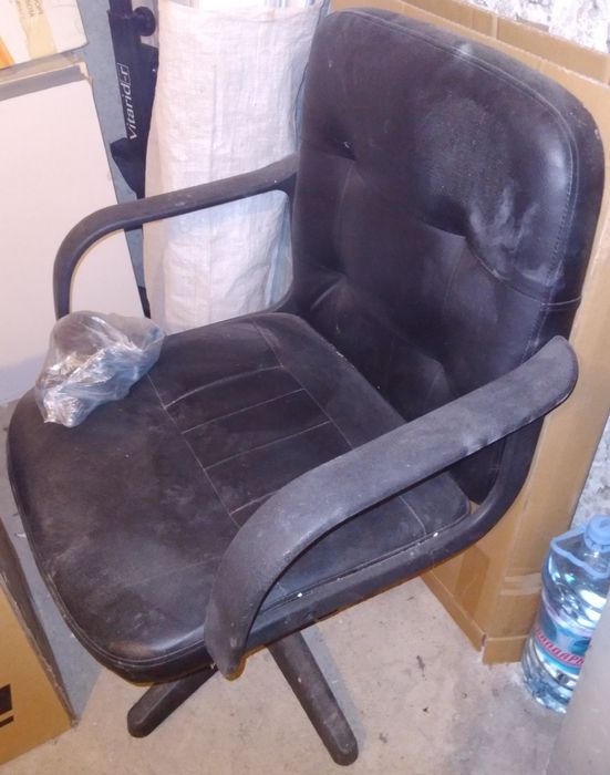 Стол на колелца за резервни части. Изкуствена кожа.