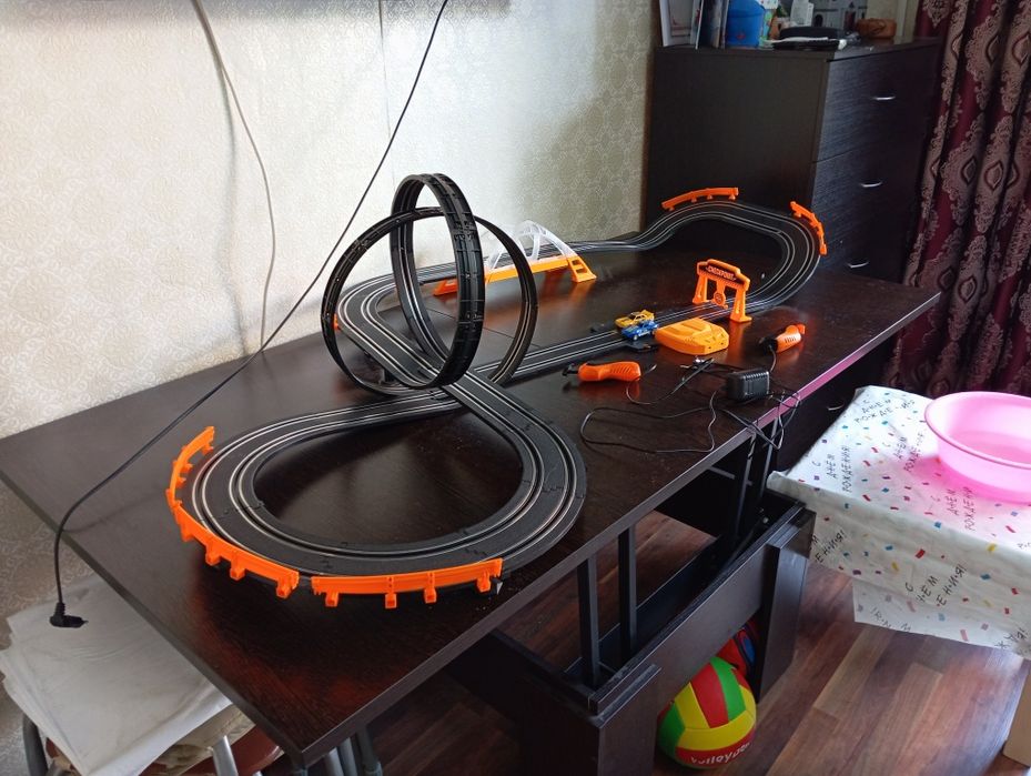 Трасса гоночная с двумя машинками