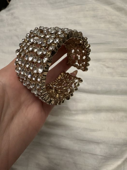 Гривна в златисто със сребристи камъни