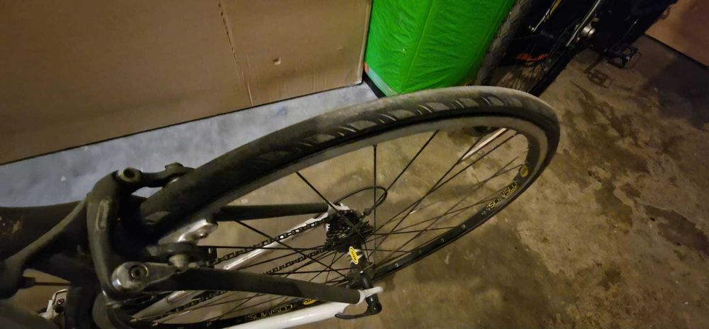 Bicicleta carbon folosita la antrenamentele pentru turul frantei