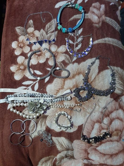 Vand bijuterie perle în stare bună mai multe modele seturi etc