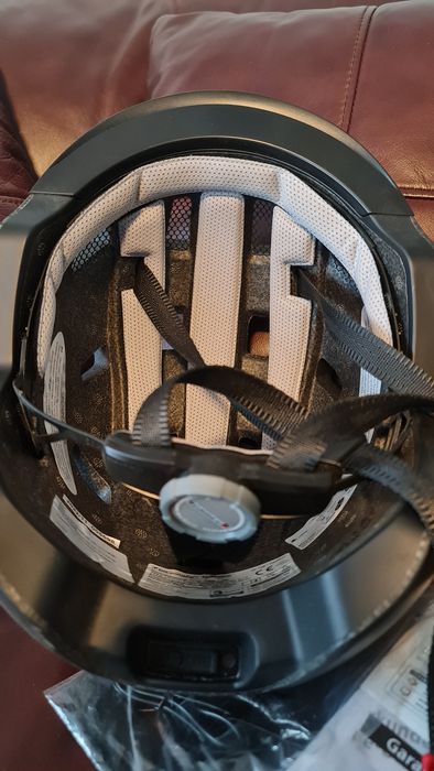 Casca bicicleta cu semnalizare integrata