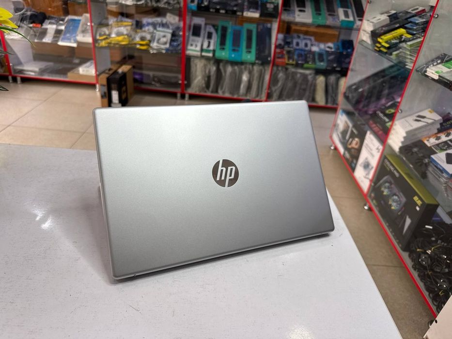 HP Ryzen 3-7320U DDR5 8/256 SSD 14 soat ishlagan holos yangiday