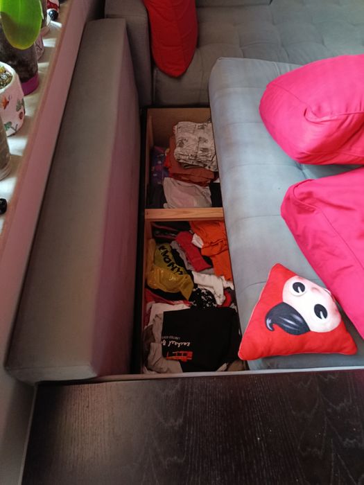 Ъглов диван,размер 2500/1550,има следи от употреба,на 4 години е.