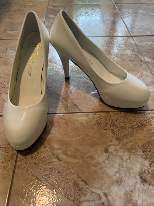 Чисто нови бели токчета