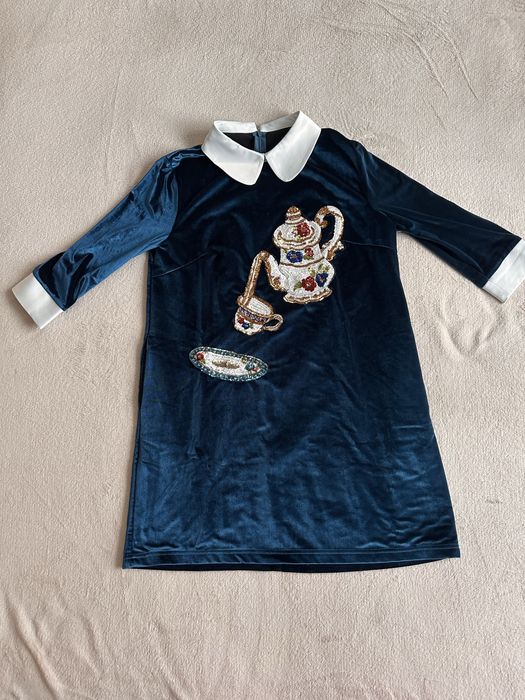 Рокля от тъмно синьо кадифе, с ефектен акцент от синци