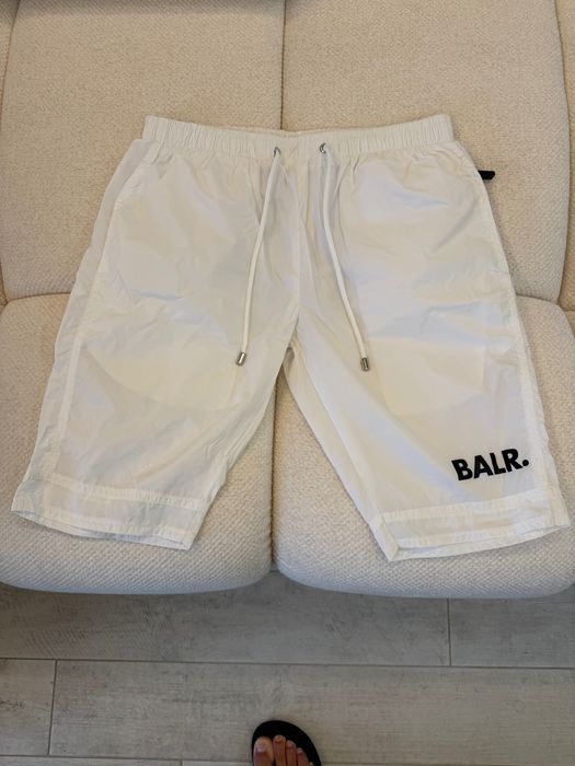 Vând pantaloni scurți albi noi mărimea S . 100 Ron