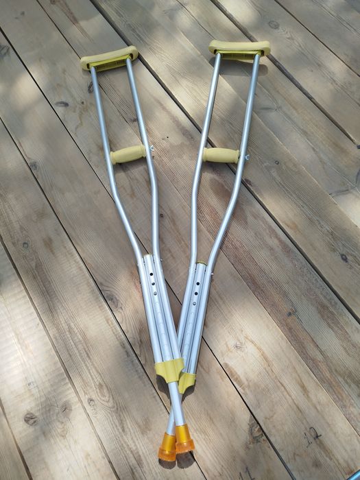 Костыли / Qo'ltiq tayoq