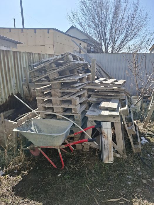 Продам на дрова доски и все такое