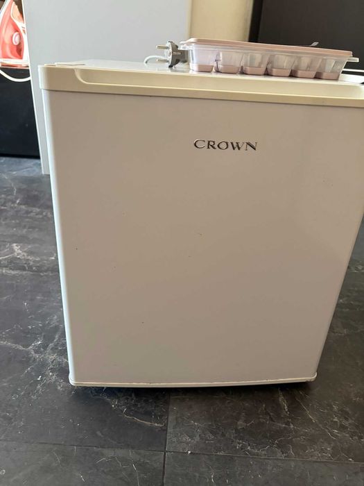 CROWN малък хладилник