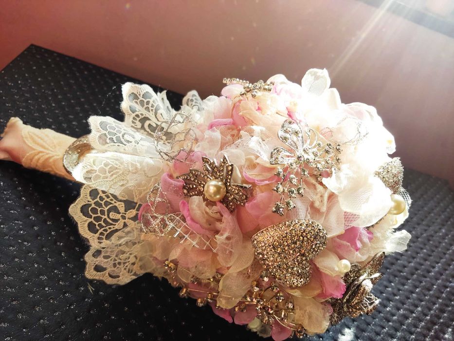 Булченски букет с цветя от плат и брошки