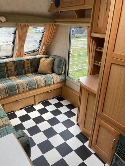 Намалена цена! Регистрирана, 2-местна лека каравана с 2 форселта и мув