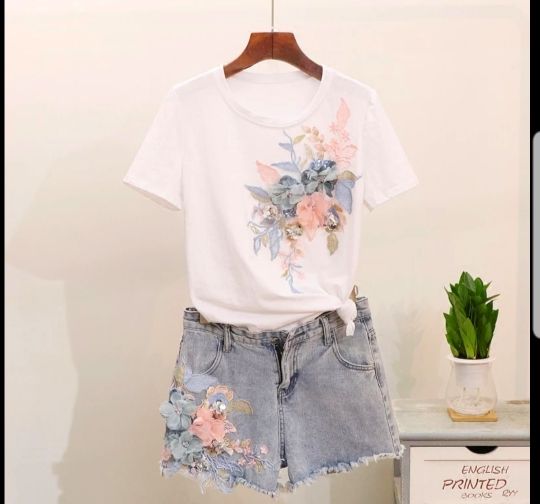 Compleu nou pantaloni scurti denim si tricou alb cu broderie s-m