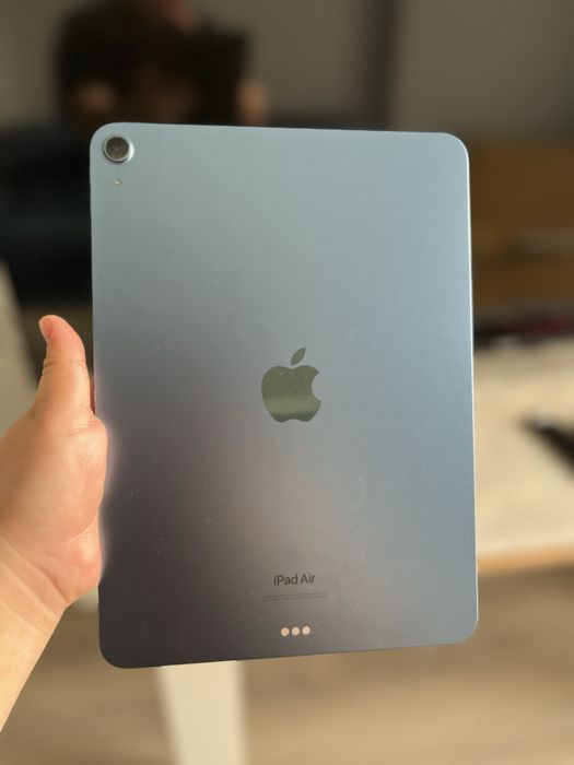 iPad Air 5 срочно продам, чехол в комплекте