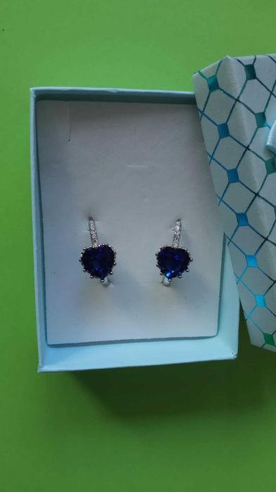 Нови, масивни, сребърни обеци. В кутия за подарък.