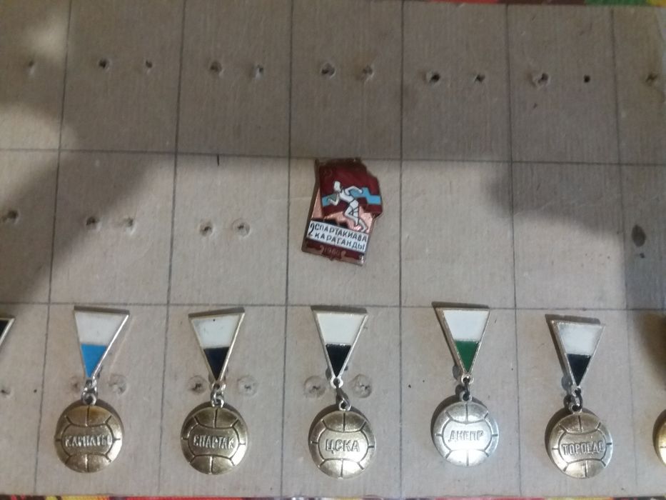 значки разные,  спортивные подвеска футбол, для коллекции