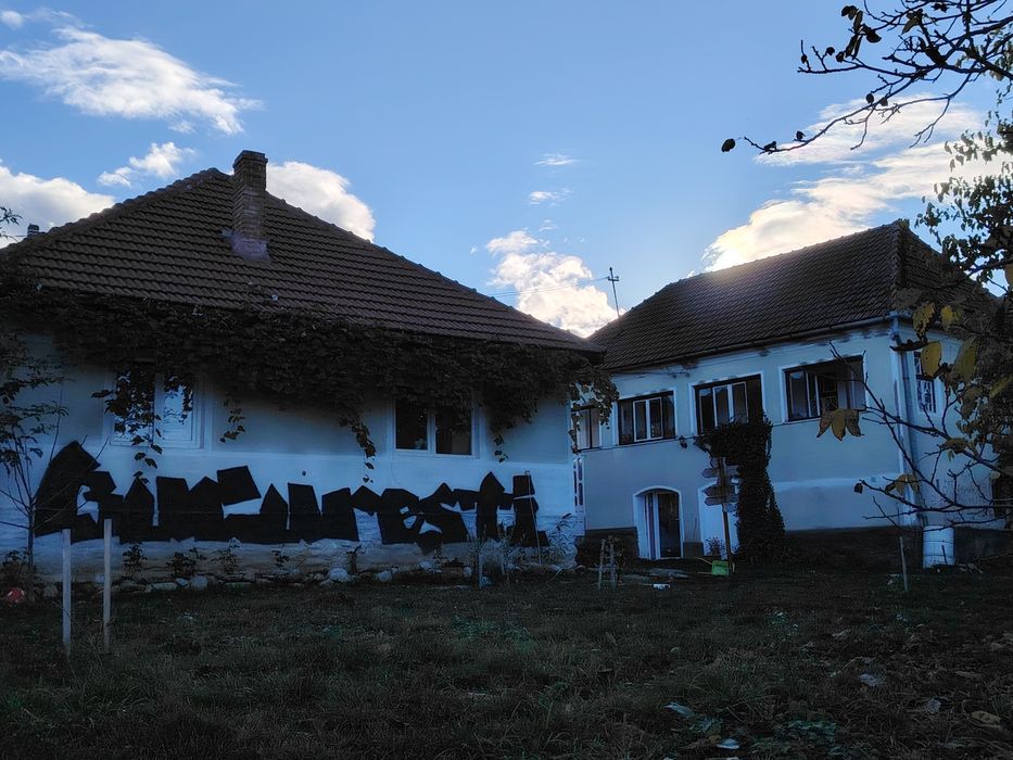 Case, camping și 1 hectar de teren la întrarea în parcul național Rete