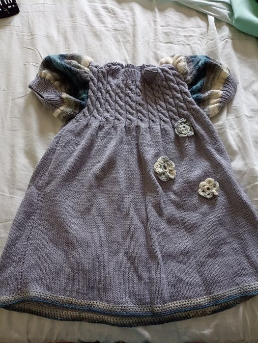 Платюшко на 6-8 лет связанное вручную и наушники