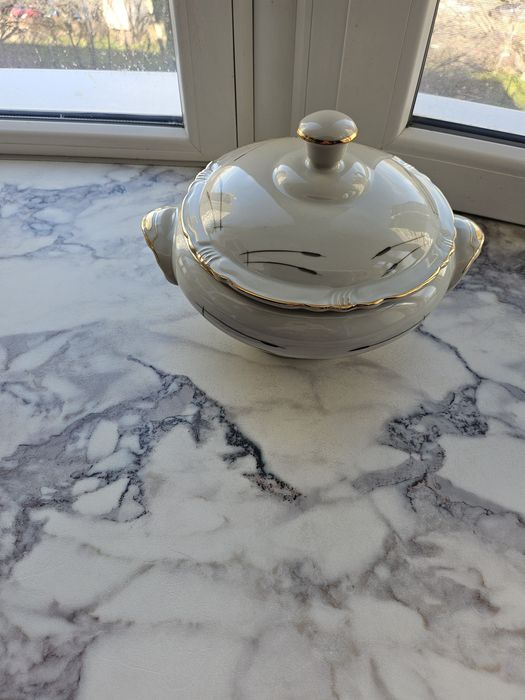 Красив фин   порцеланов супник