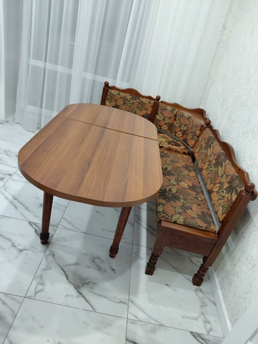 Продам угловой диван со столом