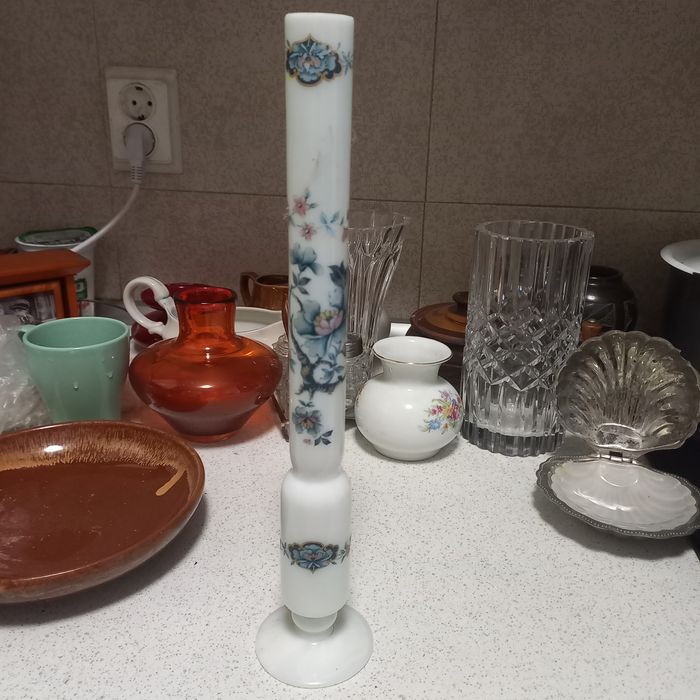 Различни стъклени и керамични съдове, всичко по 3 левав