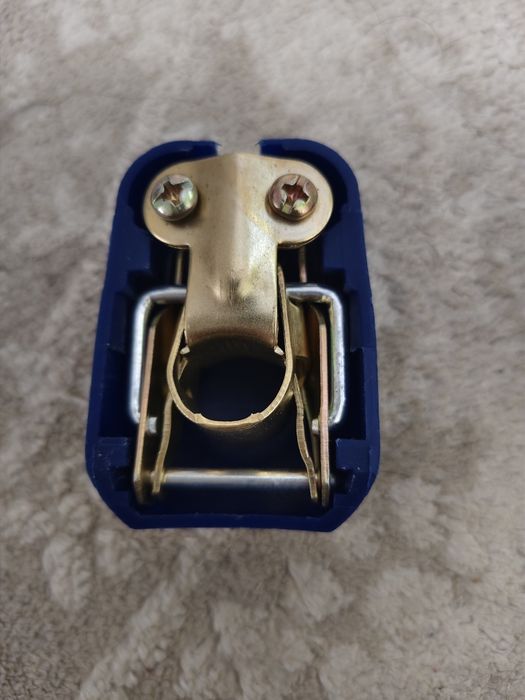 Зажимное устройство для аккумулятора