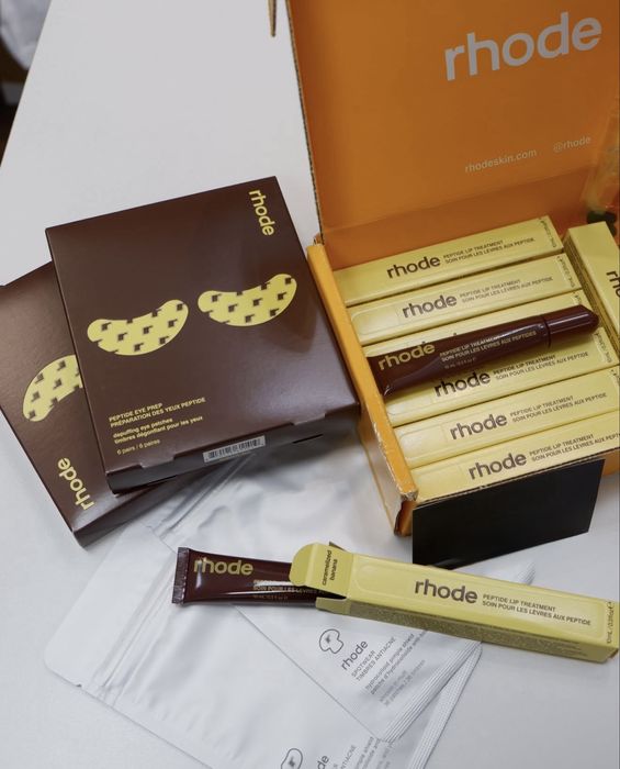 Оригинални лимитирани rhode x Justin Bieber, Hailey Bieber: Caramelized Banana Lip Gloss гланц, Eye Patches пачове за очи и цветни лепенки за пъпки