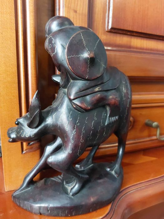 Piesa Decor Deosebita! Bărbat călare pe taur.