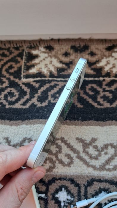 IPhone SE 16 Gb белый