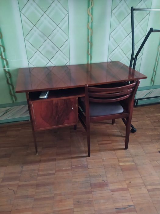 Стенка,кресла, письменный стол, обеденный стол со стульями,дмван