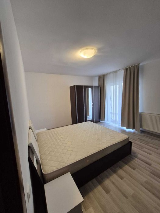 Inchiriez apartament cu 3 camere, bloc nou, zona centrala
